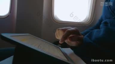 慢动作和特写的一个女人在飞机上使用平板电脑打字和发送信息